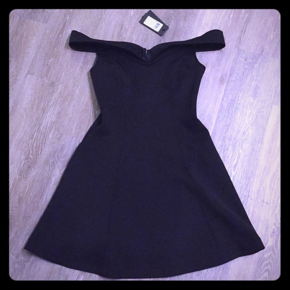 NWOT Guess Off-The-Shoulder Scuba-Knit Flare LBD - Picture 3 of 6